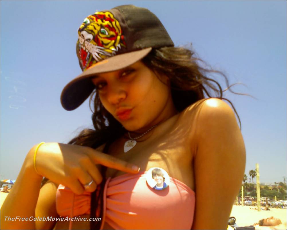 Vanessa Hudgens Fully Naked Pictures 39